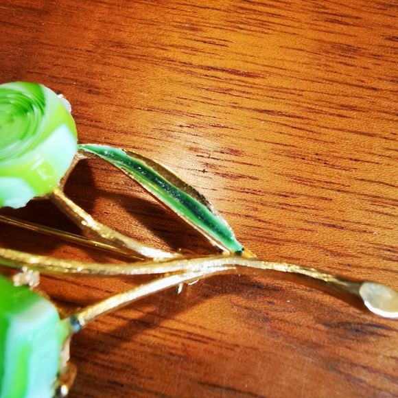 Gold Tone and Green Swirl Acrylic Floral Brooch - Picture 10 of 13